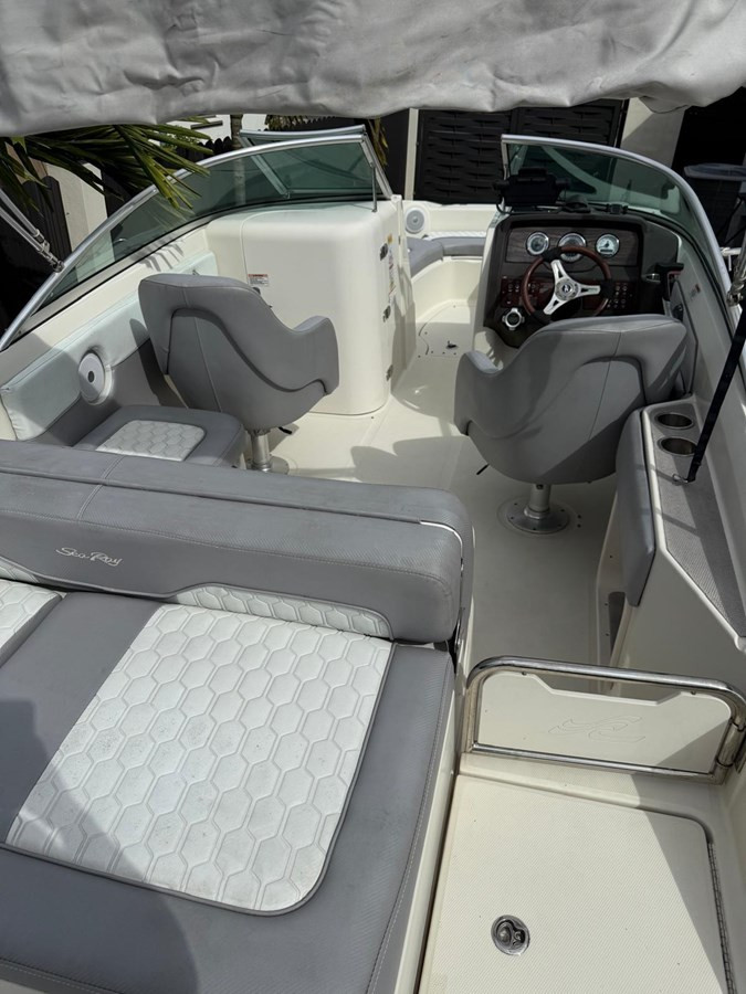 SEA RAY 220 SUNDECK