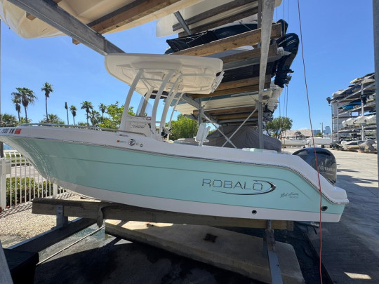 ROBALO R222 CENTER CONSOLE