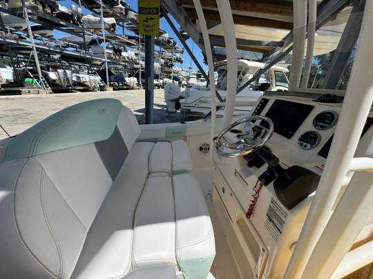ROBALO R222 CENTER CONSOLE