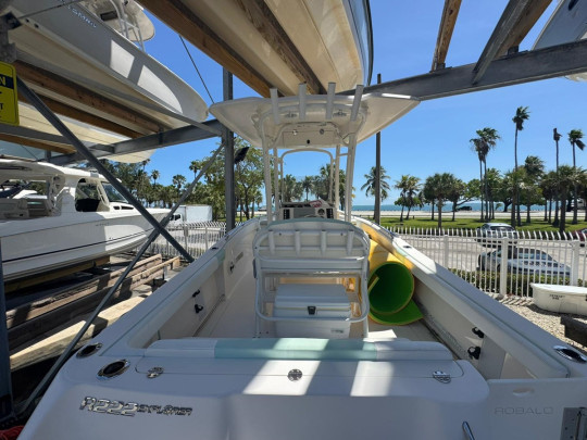 ROBALO R222 CENTER CONSOLE