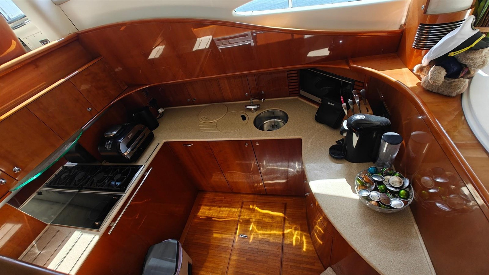 https://arconyachts.ams3.digitaloceanspaces.com/217616/conversions/large_4876337-optimize.jpg