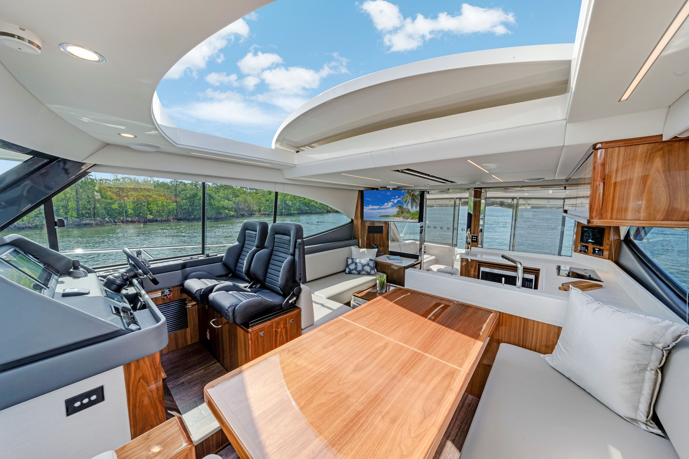 https://arconyachts.ams3.digitaloceanspaces.com/218214/conversions/large_4875529-optimize.jpg