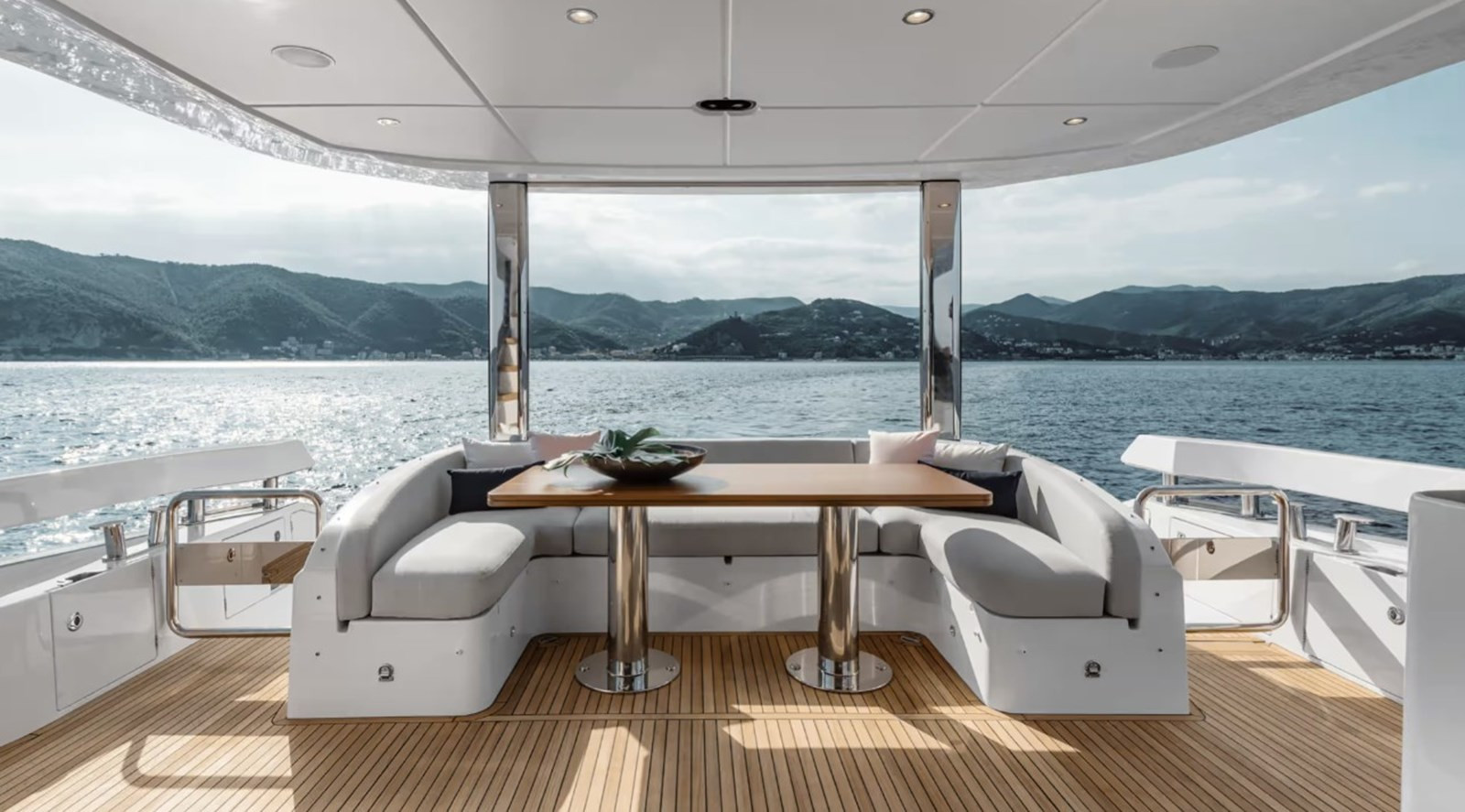 https://arconyachts.ams3.digitaloceanspaces.com/219443/conversions/large_4878149-optimize.jpg