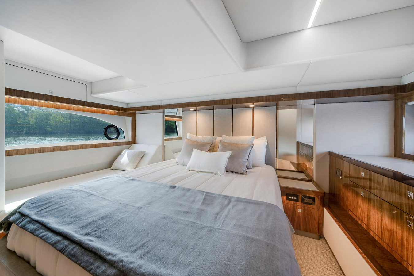 https://arconyachts.ams3.digitaloceanspaces.com/220187/conversions/large_4875548-optimize.jpg