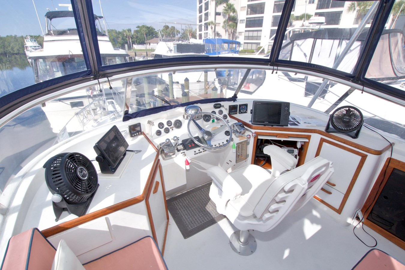 https://arconyachts.ams3.digitaloceanspaces.com/220259/conversions/large_4881216-optimize.jpg