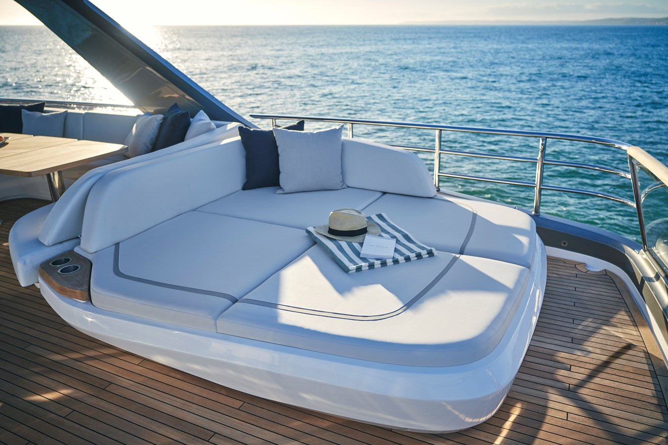 https://arconyachts.ams3.digitaloceanspaces.com/221019/conversions/large_4868792-optimize.jpg