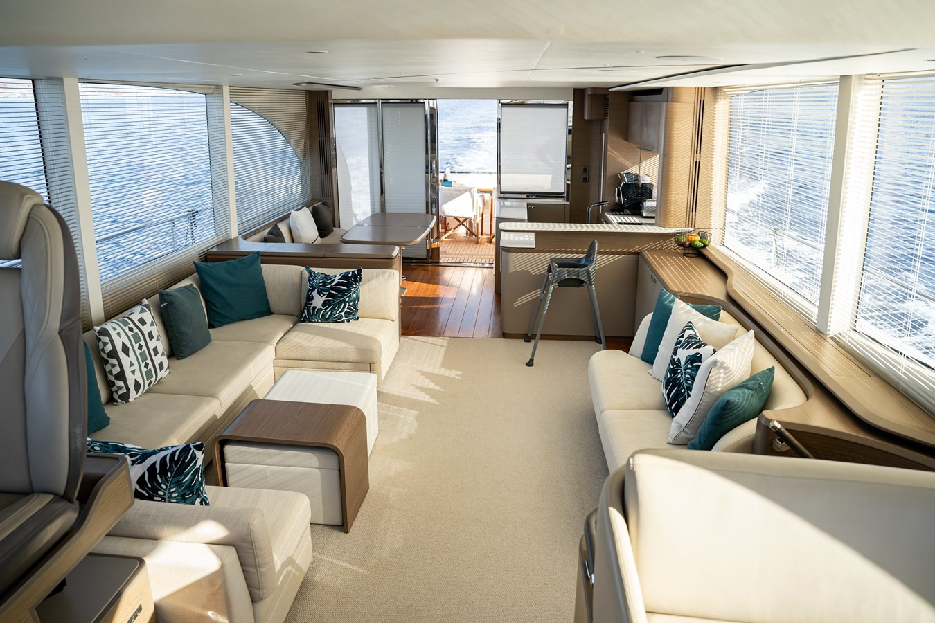 https://arconyachts.ams3.digitaloceanspaces.com/221025/conversions/large_4868810-optimize.jpg