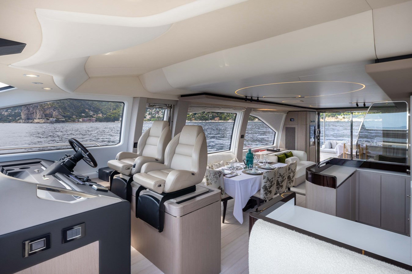 https://arconyachts.ams3.digitaloceanspaces.com/221036/conversions/large_4880876-optimize.jpg