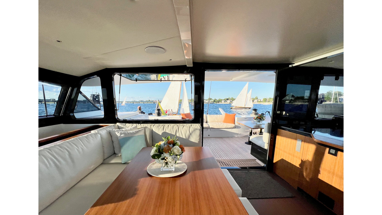 https://arconyachts.ams3.digitaloceanspaces.com/221150/conversions/large_4882729-optimize.jpg