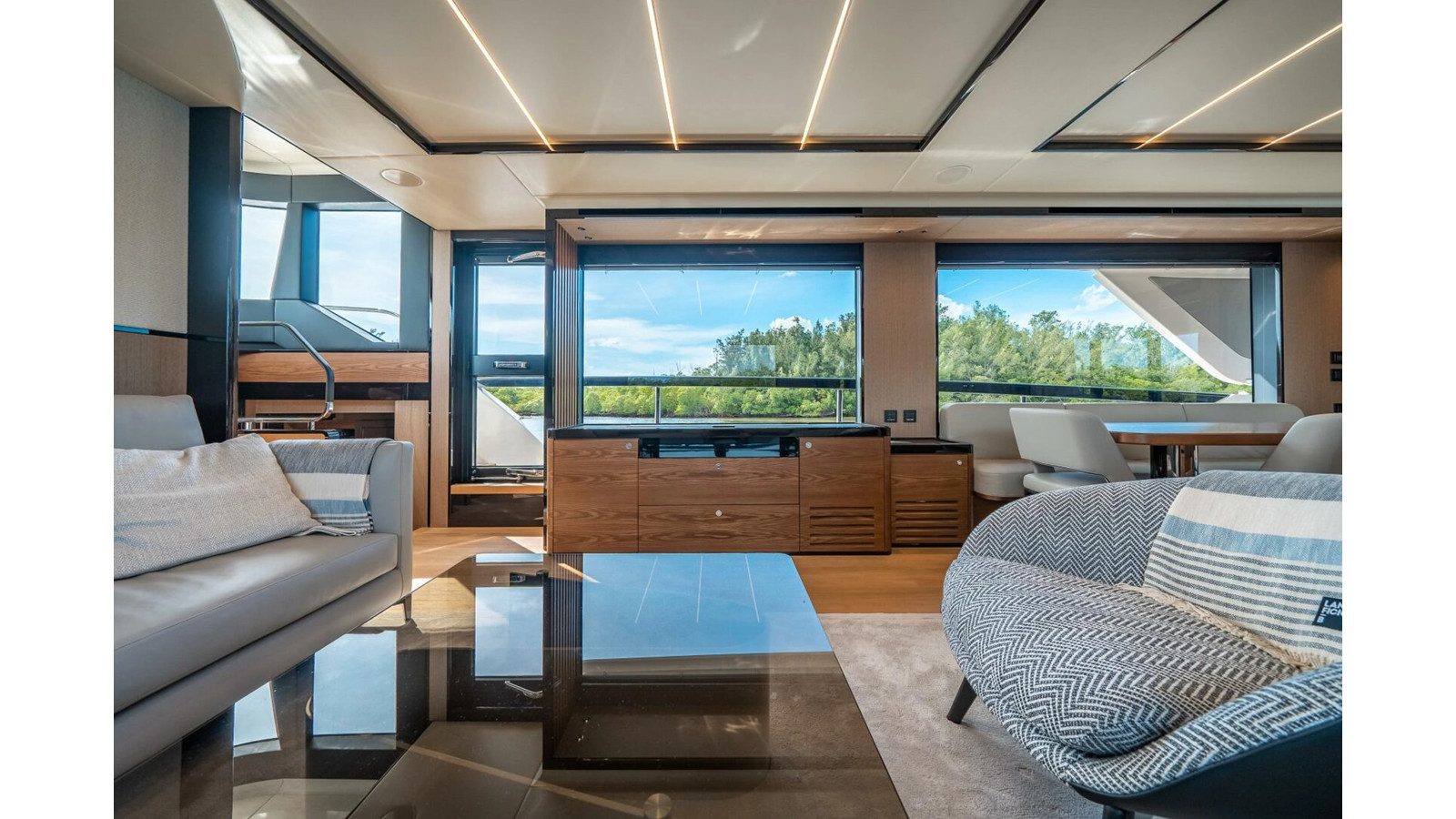 https://arconyachts.ams3.digitaloceanspaces.com/221161/conversions/large_4884727-optimize.jpg