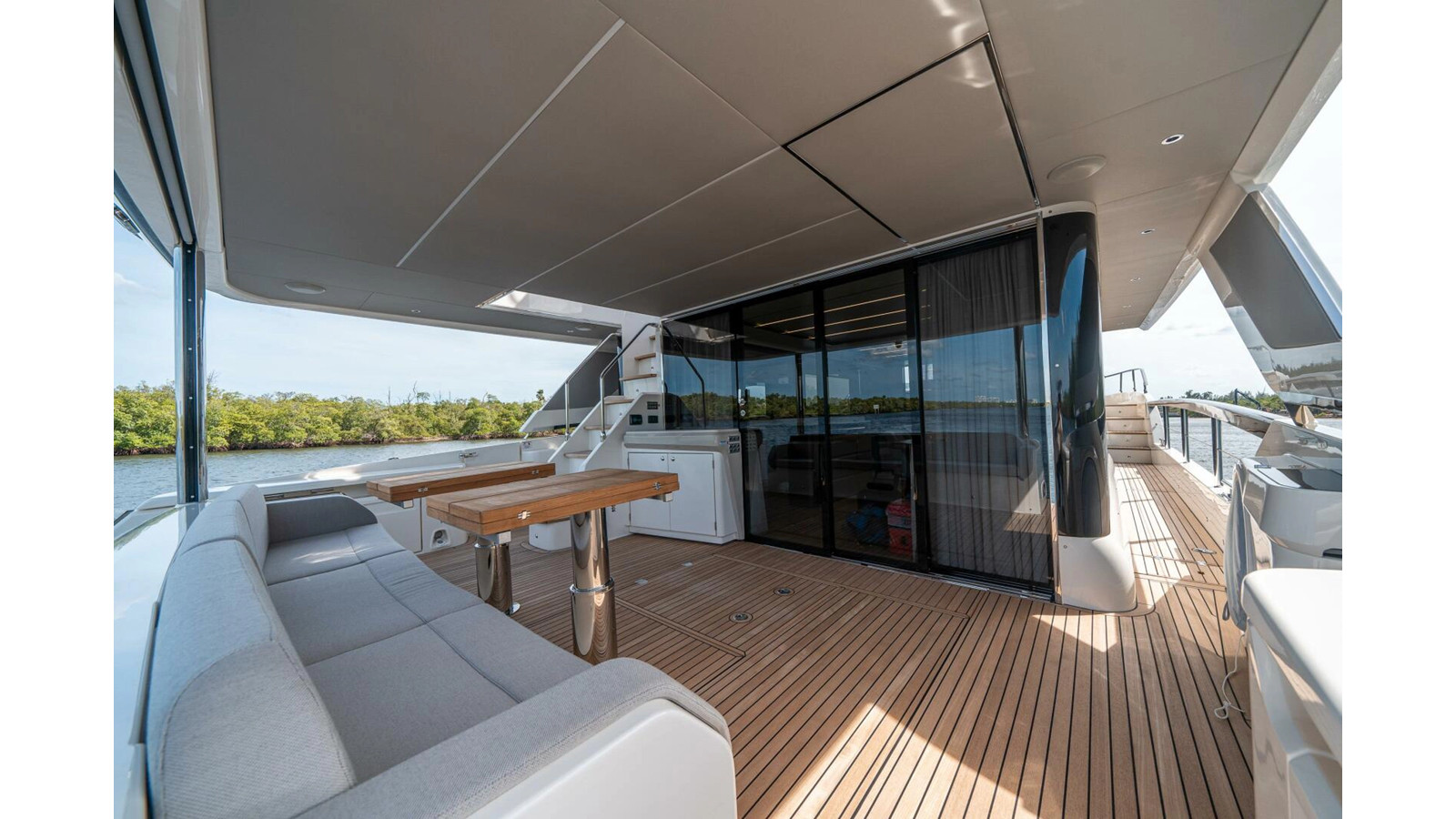 https://arconyachts.ams3.digitaloceanspaces.com/221172/conversions/large_4884735-optimize.jpg