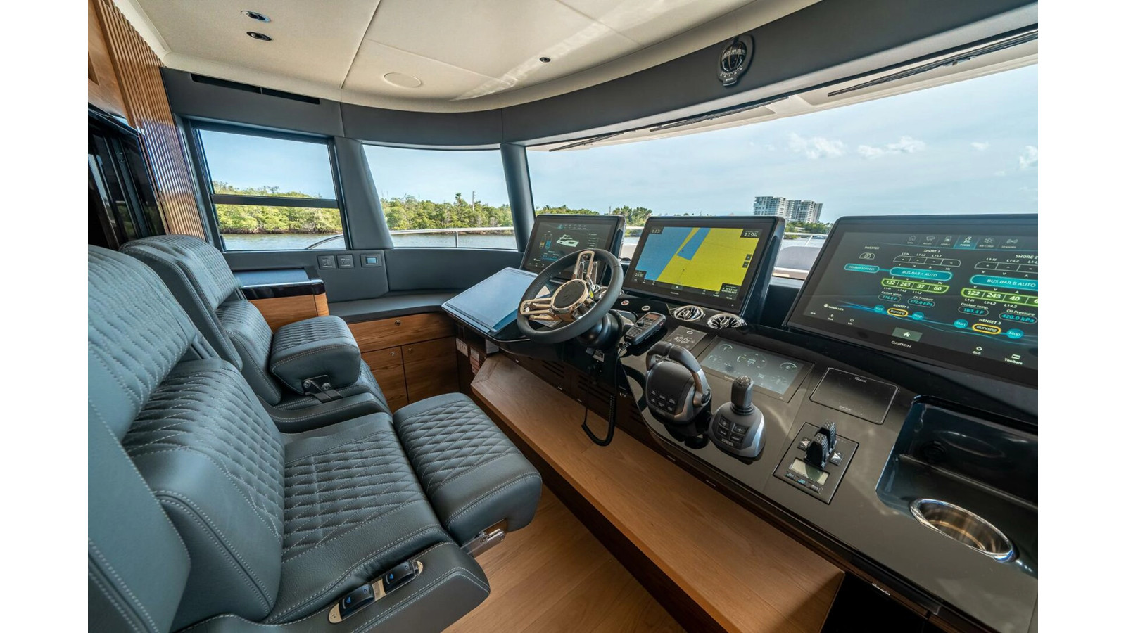 https://arconyachts.ams3.digitaloceanspaces.com/221180/conversions/large_4884743-optimize.jpg