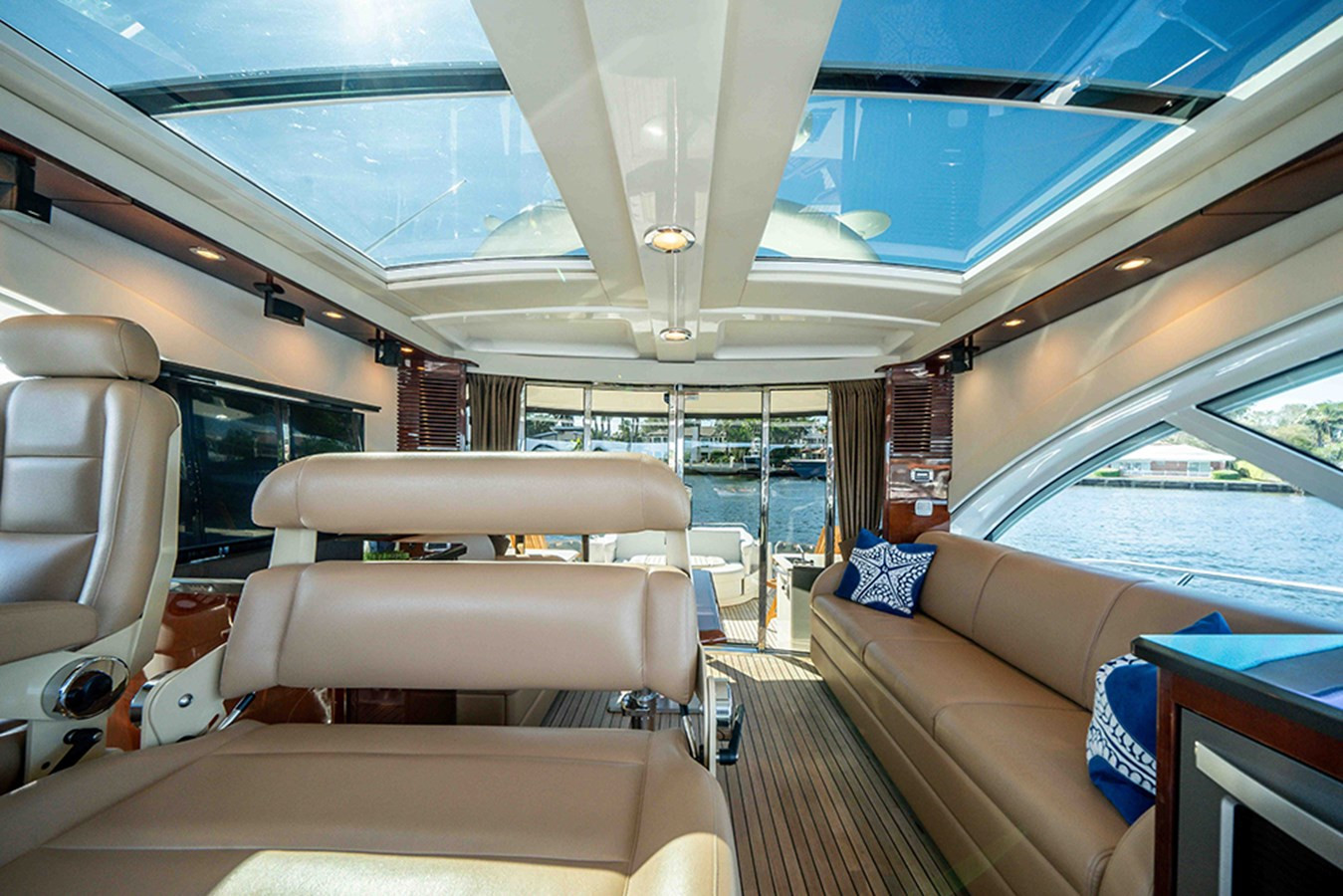 https://arconyachts.ams3.digitaloceanspaces.com/221399/conversions/large_4881717-optimize.jpg