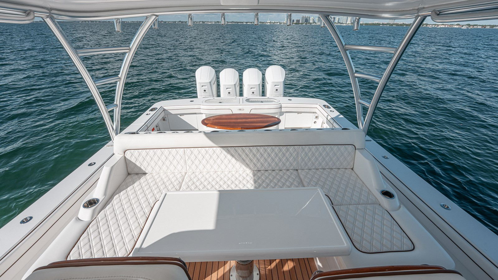 https://arconyachts.ams3.digitaloceanspaces.com/221454/conversions/large_4882946-optimize.jpg