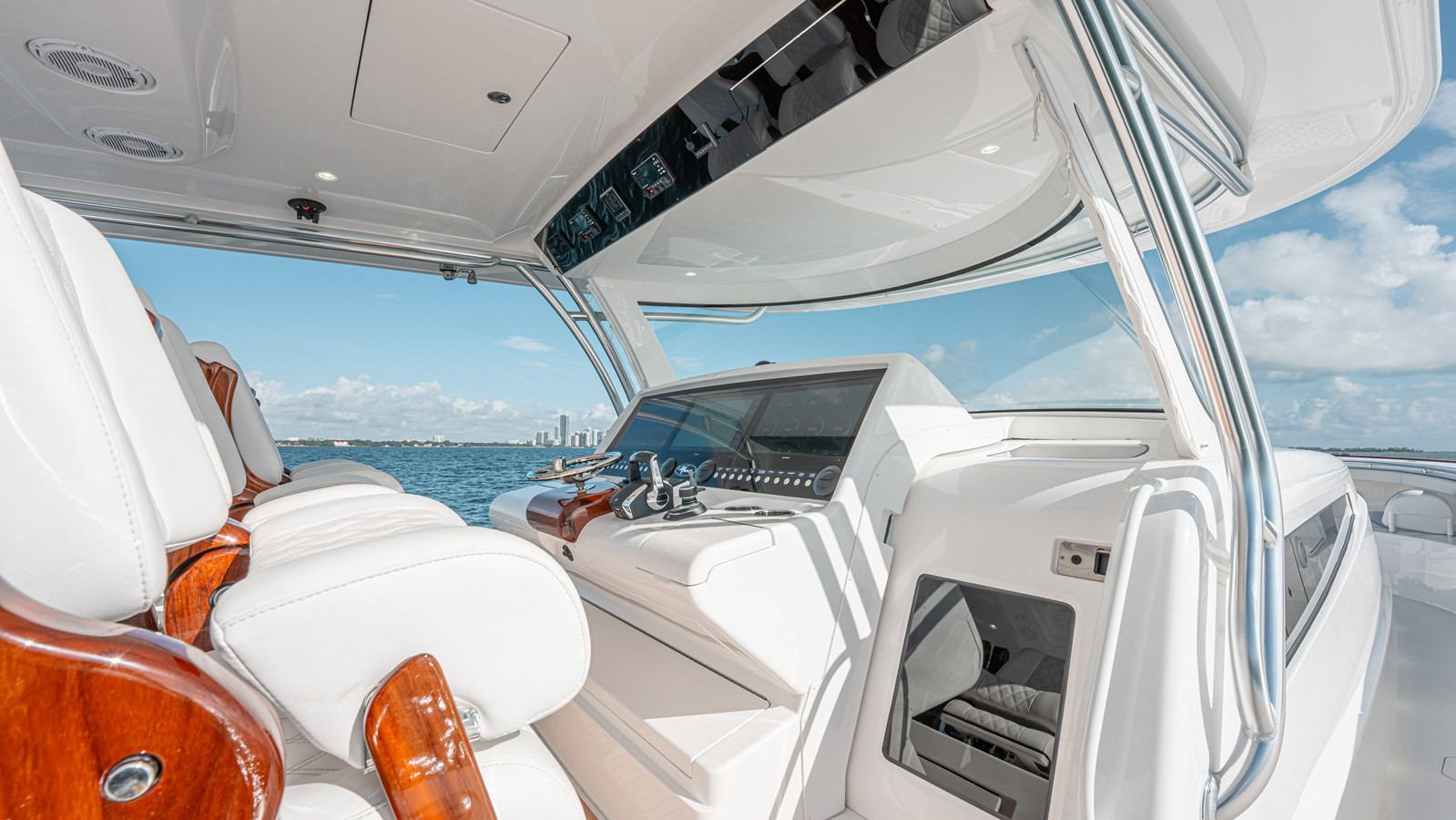 https://arconyachts.ams3.digitaloceanspaces.com/221459/conversions/large_4882951-optimize.jpg