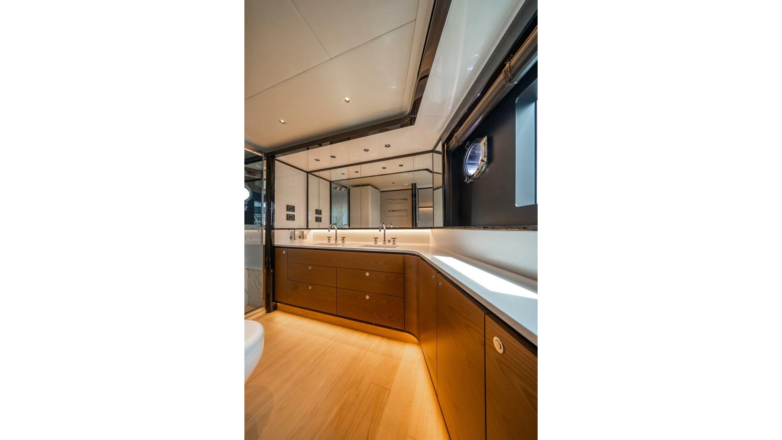 https://arconyachts.ams3.digitaloceanspaces.com/222434/conversions/large_4884791-optimize.jpg