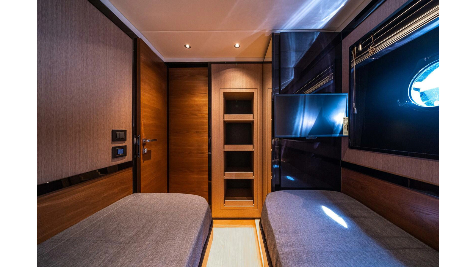 https://arconyachts.ams3.digitaloceanspaces.com/222450/conversions/large_4884800-optimize.jpg