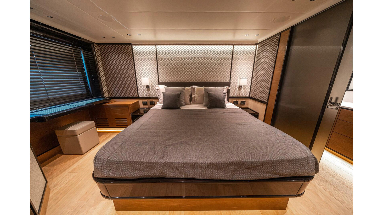 https://arconyachts.ams3.digitaloceanspaces.com/222455/conversions/large_4884802-optimize.jpg