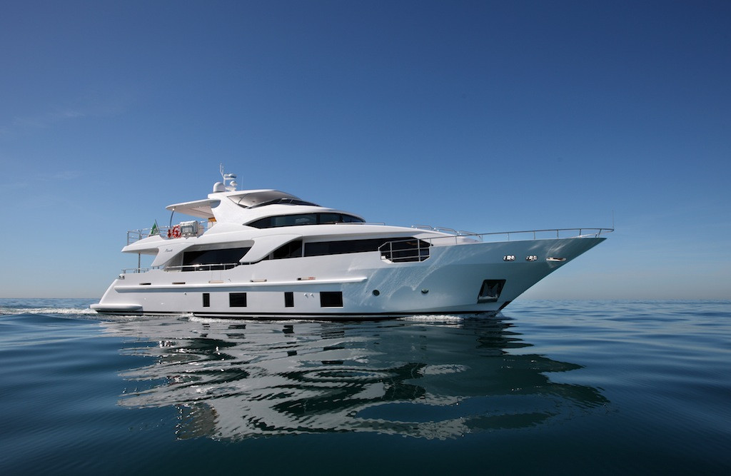 Benetti Delfino 93