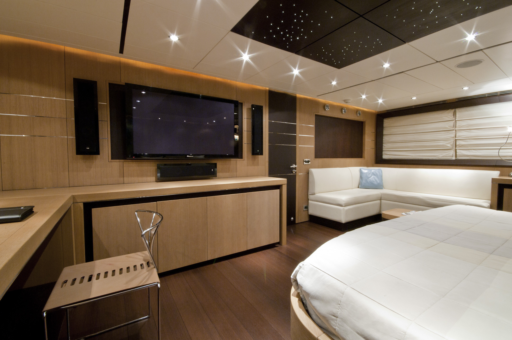https://arconyachts.ams3.digitaloceanspaces.com/49505/conversions/masterbedroom-desk-optimize.jpg