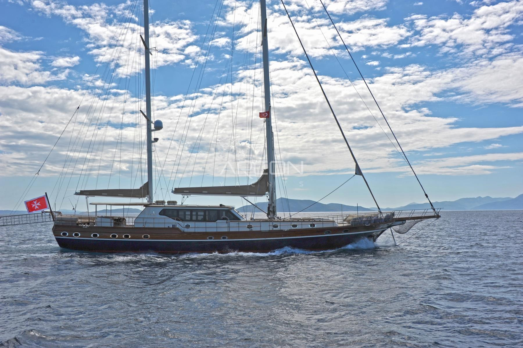 Sailing Ketch DRAGONFLY