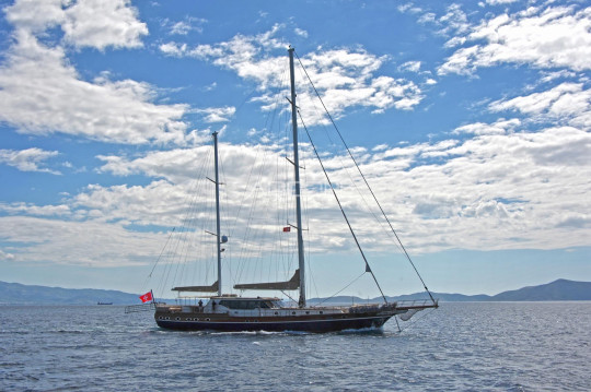 Sailing Ketch DRAGONFLY
