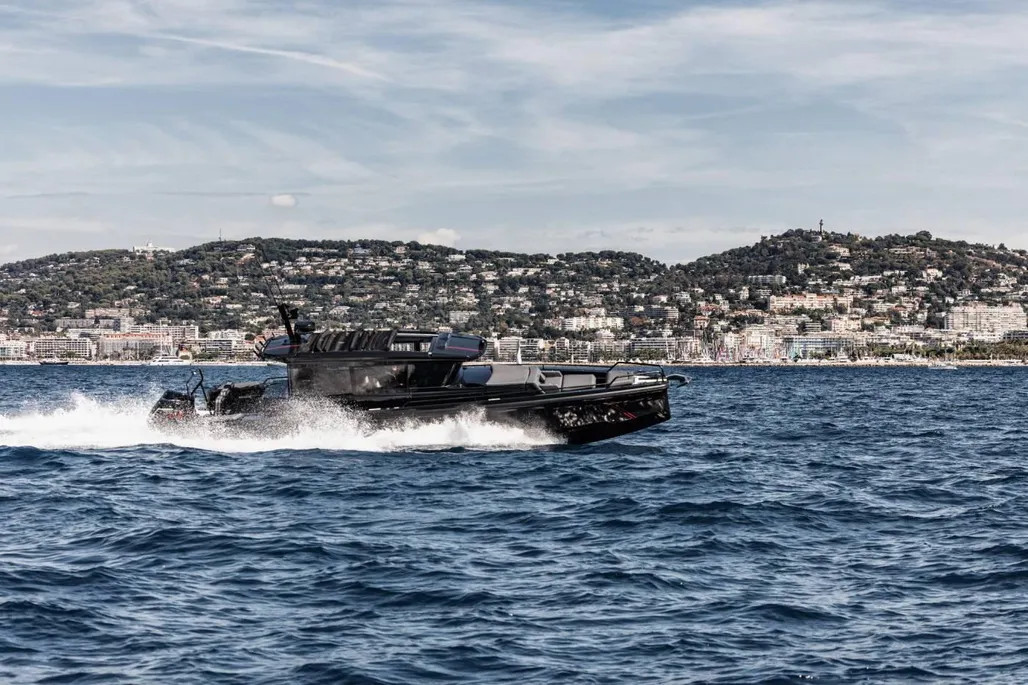 Axopar Brabus Shadow 900 XC