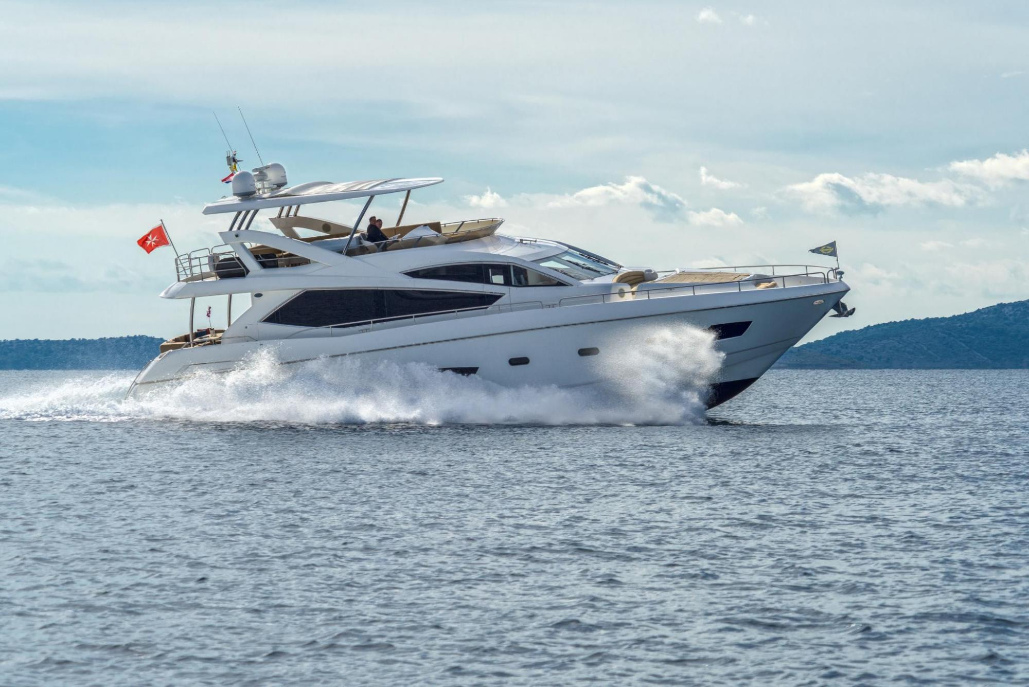 https://arconyachts.ams3.digitaloceanspaces.com/53515/conversions/880_2800919356-optimize.jpg