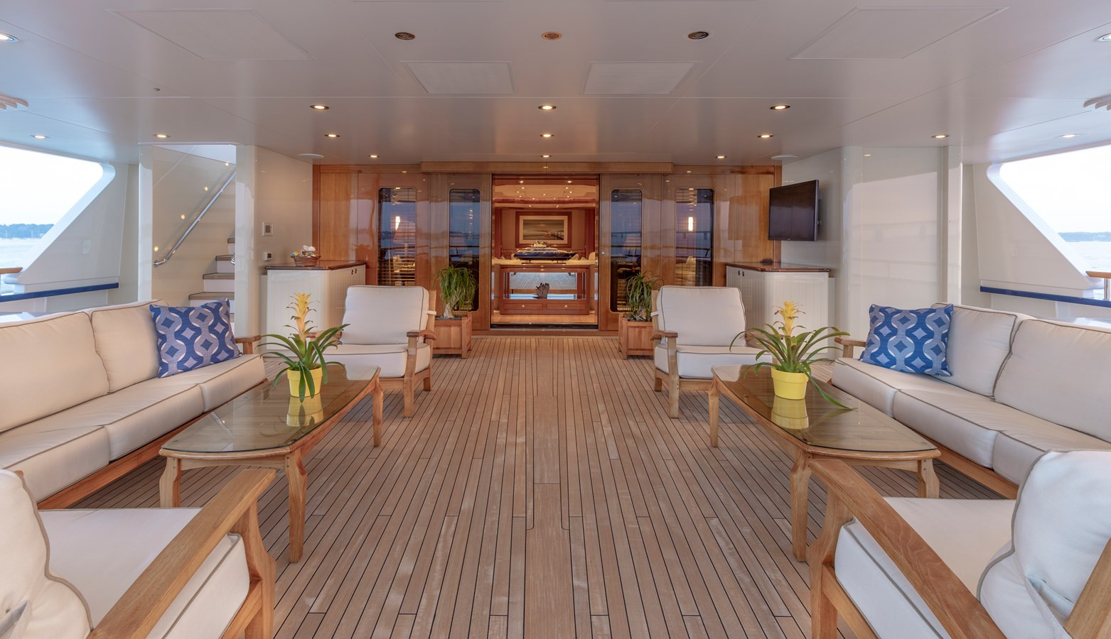 https://arconyachts.ams3.digitaloceanspaces.com/55209/conversions/large_3485600-optimize.jpg