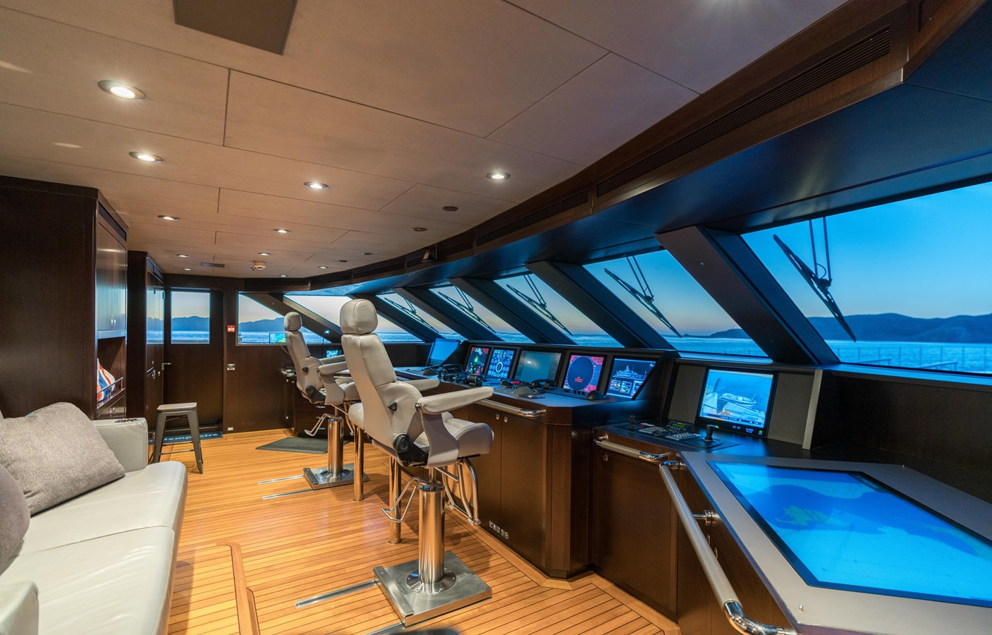 https://arconyachts.ams3.digitaloceanspaces.com/55242/conversions/large_4761363-optimize.jpg
