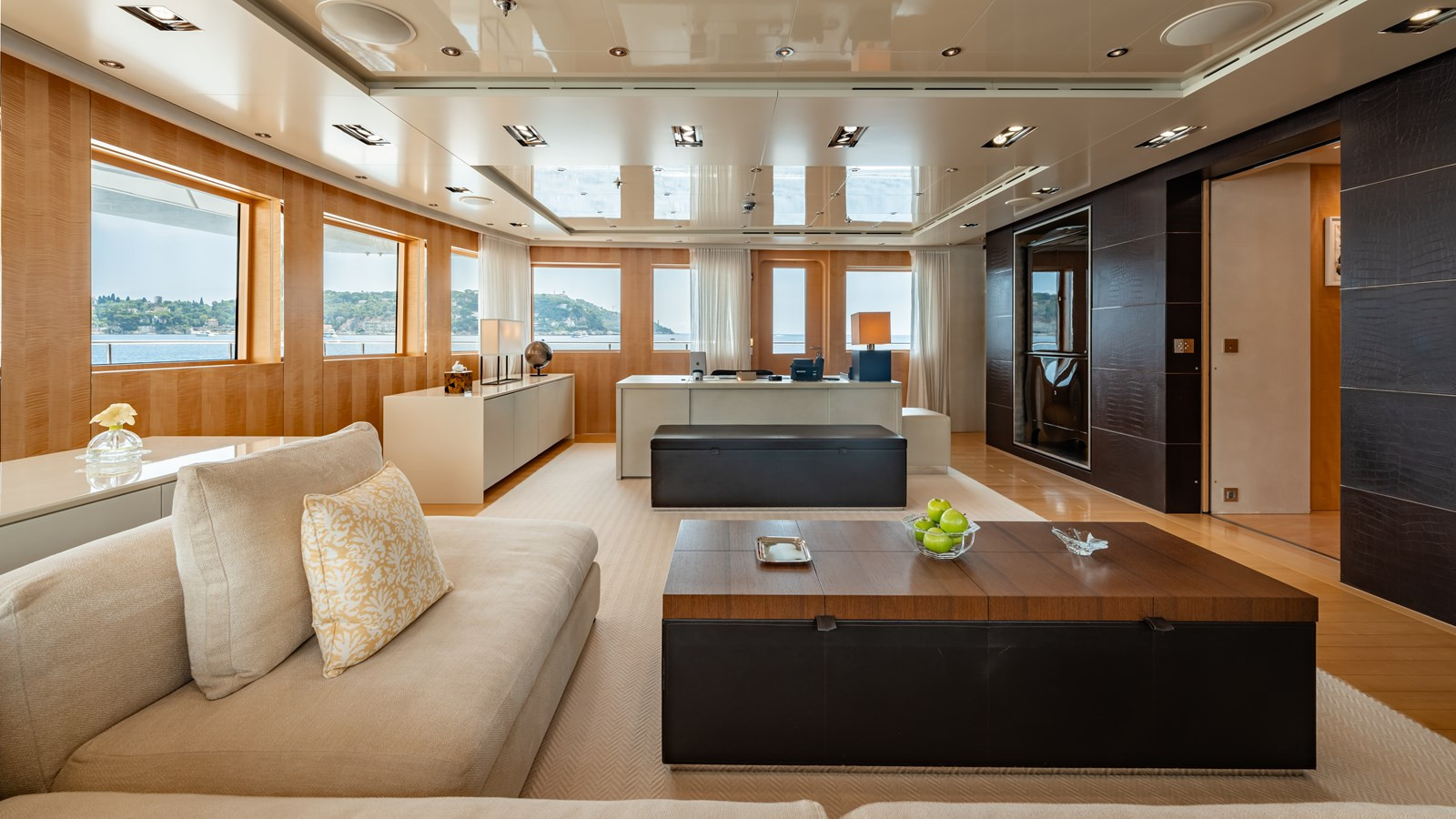 https://arconyachts.ams3.digitaloceanspaces.com/55302/conversions/large_4268595-optimize.jpg