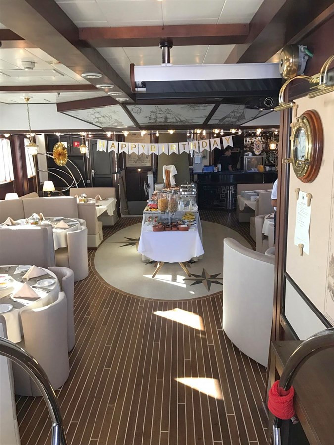 https://arconyachts.ams3.digitaloceanspaces.com/55340/conversions/large_3896627-optimize.jpg