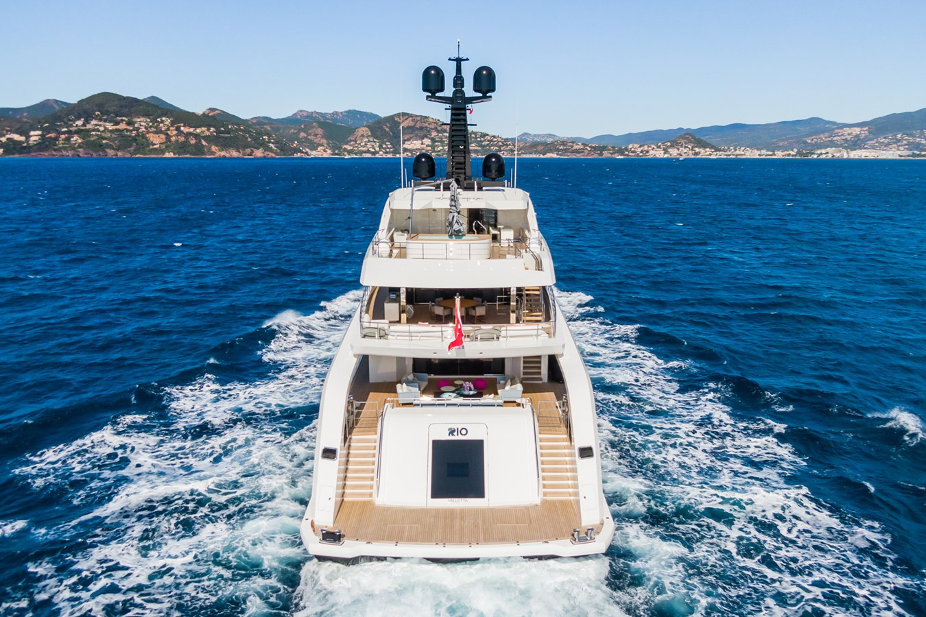 https://arconyachts.ams3.digitaloceanspaces.com/55466/conversions/large_4800129-optimize.jpg