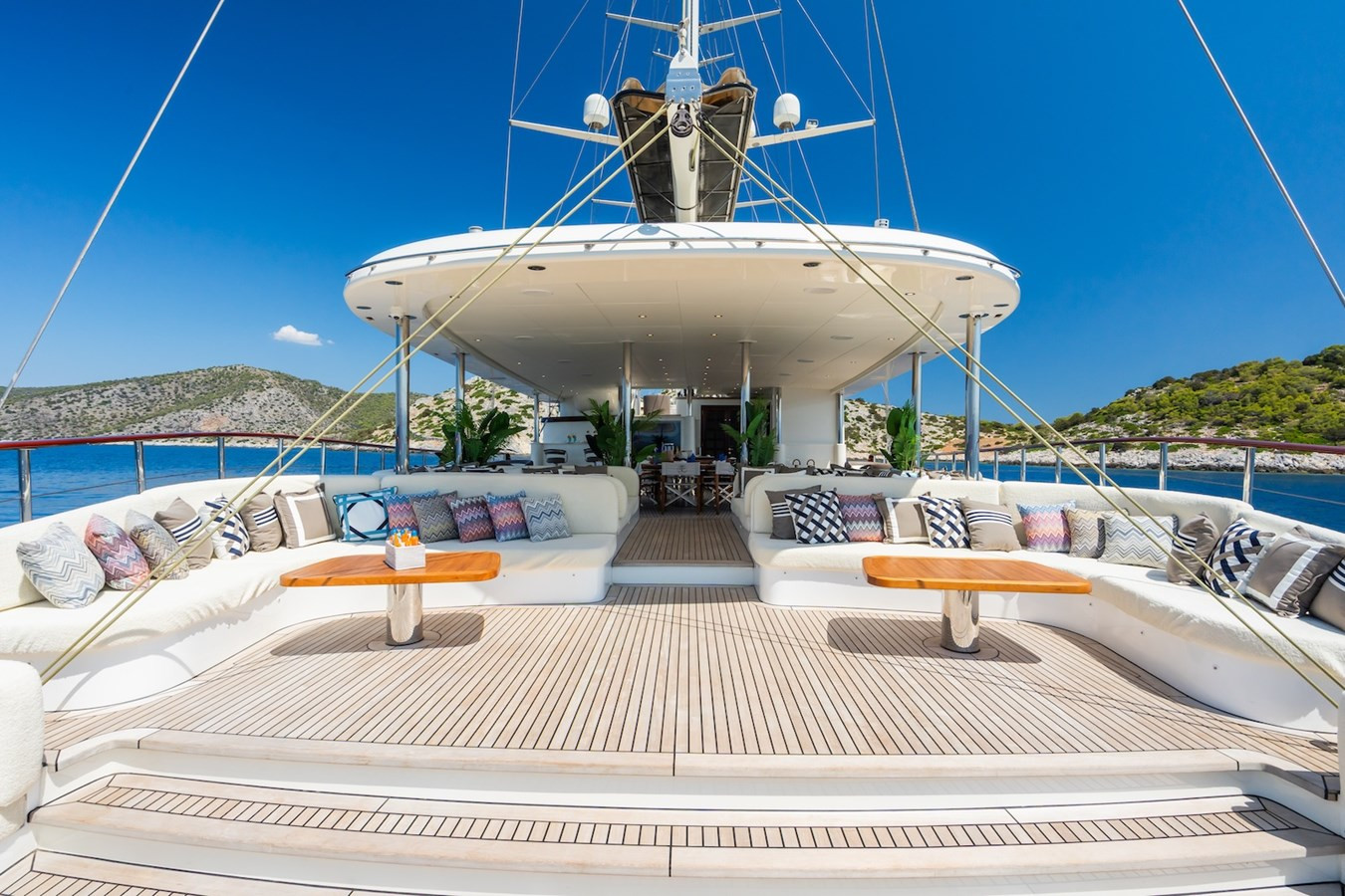 https://arconyachts.ams3.digitaloceanspaces.com/55475/conversions/large_4818605-optimize.jpg