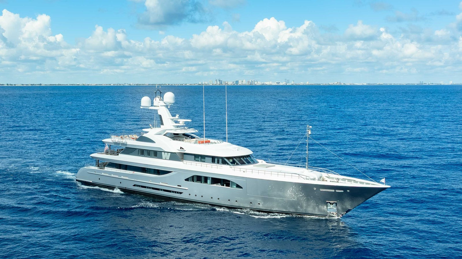 https://arconyachts.ams3.digitaloceanspaces.com/55689/conversions/large_4849857-optimize.jpg