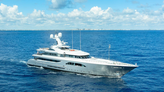 SUPERYACHT W