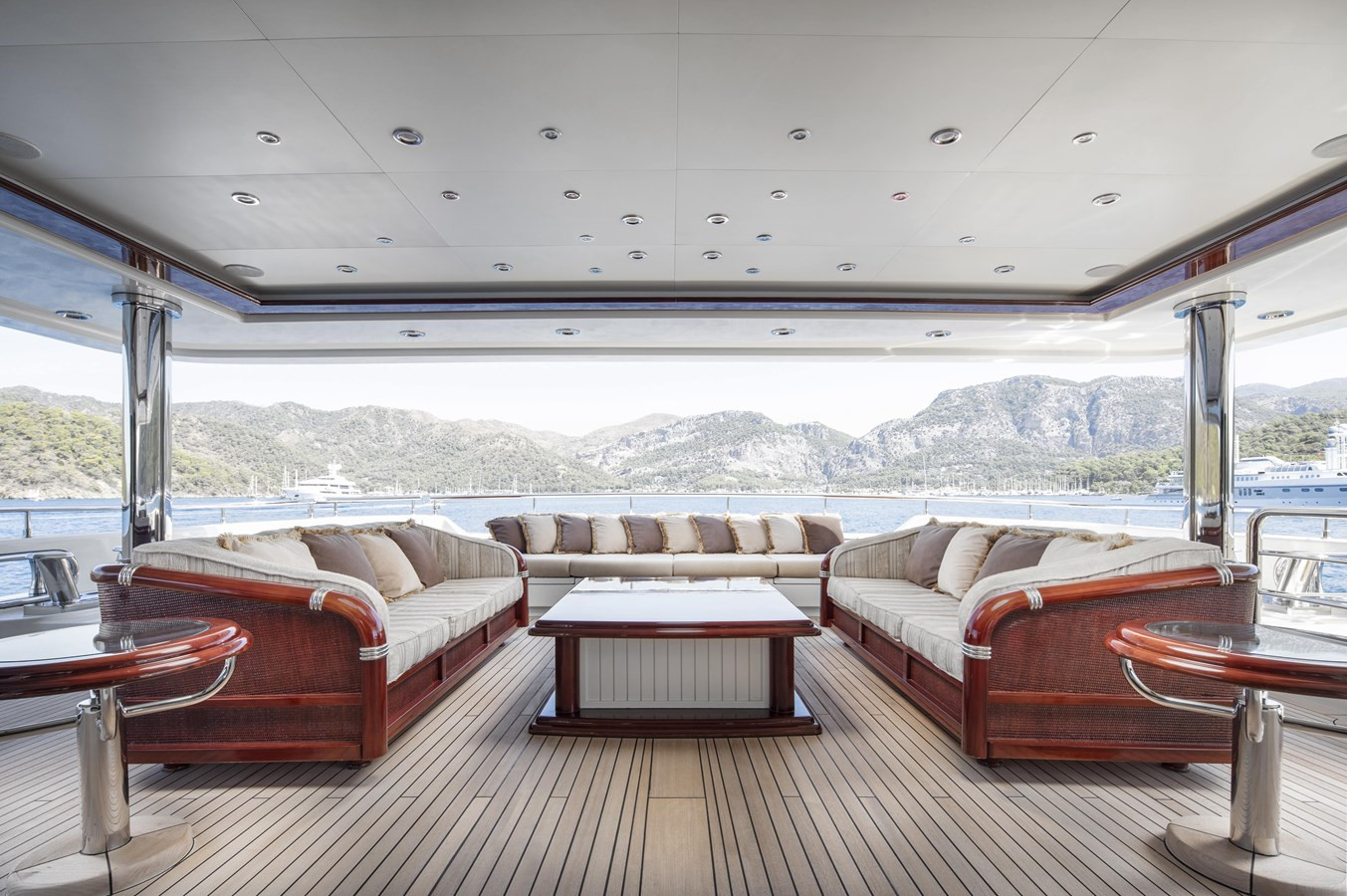 https://arconyachts.ams3.digitaloceanspaces.com/55716/conversions/large_4287384-optimize.jpg