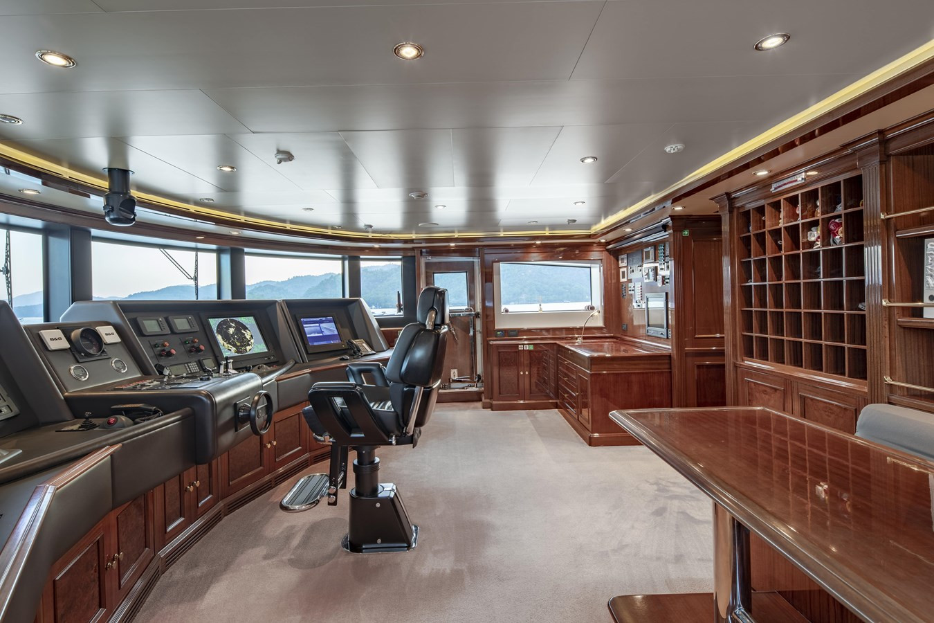 https://arconyachts.ams3.digitaloceanspaces.com/55808/conversions/large_4287414-optimize.jpg