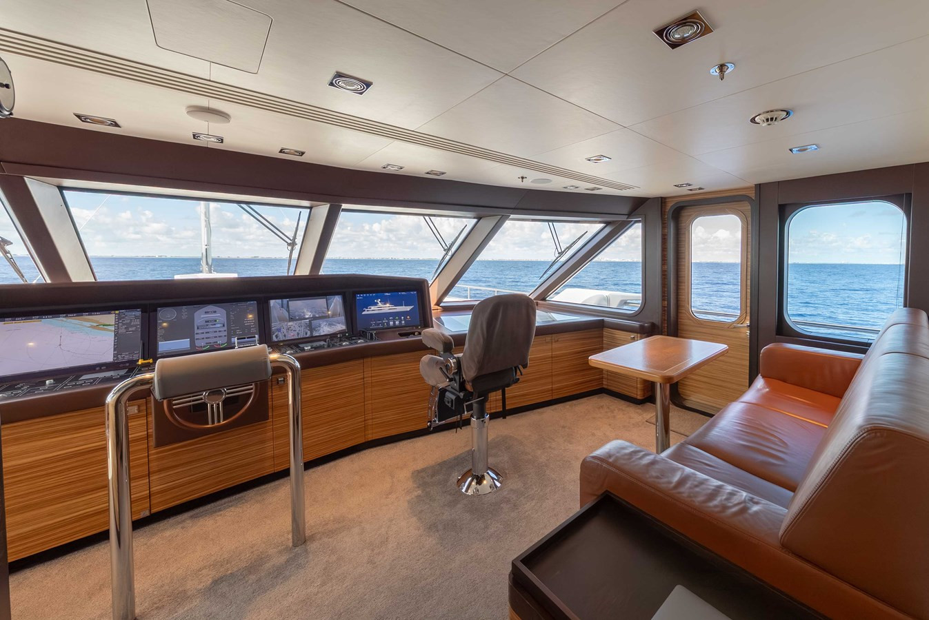 https://arconyachts.ams3.digitaloceanspaces.com/55809/conversions/large_4849725-optimize.jpg