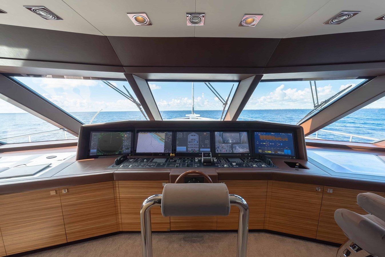 https://arconyachts.ams3.digitaloceanspaces.com/55812/conversions/large_4849726-optimize.jpg