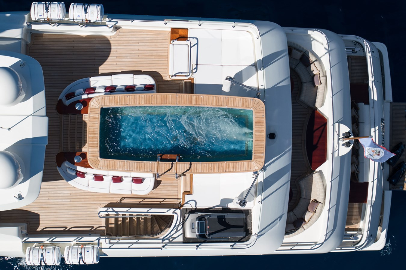 https://arconyachts.ams3.digitaloceanspaces.com/55814/conversions/large_4287416-optimize.jpg