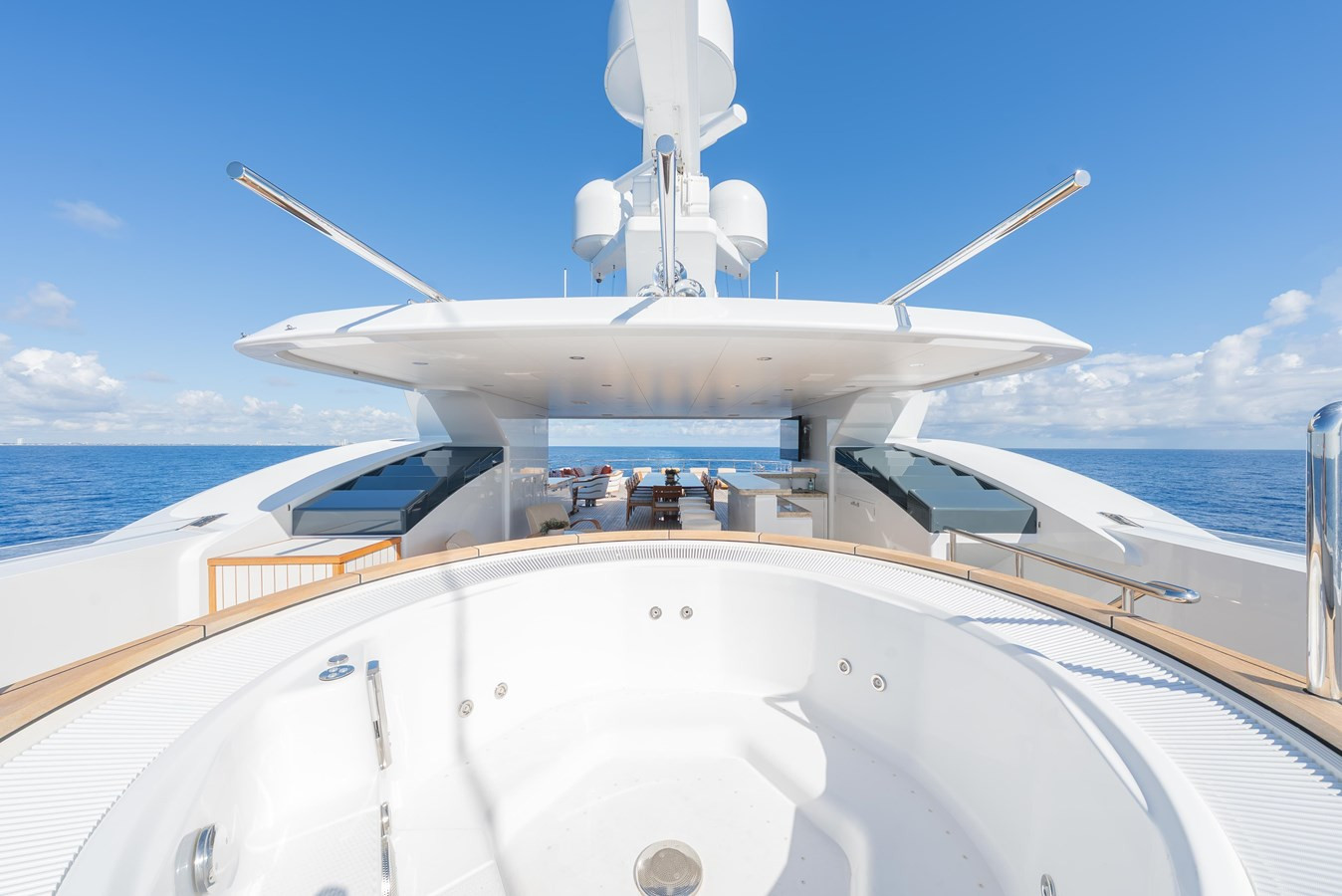 https://arconyachts.ams3.digitaloceanspaces.com/55856/conversions/large_4849742-optimize.jpg