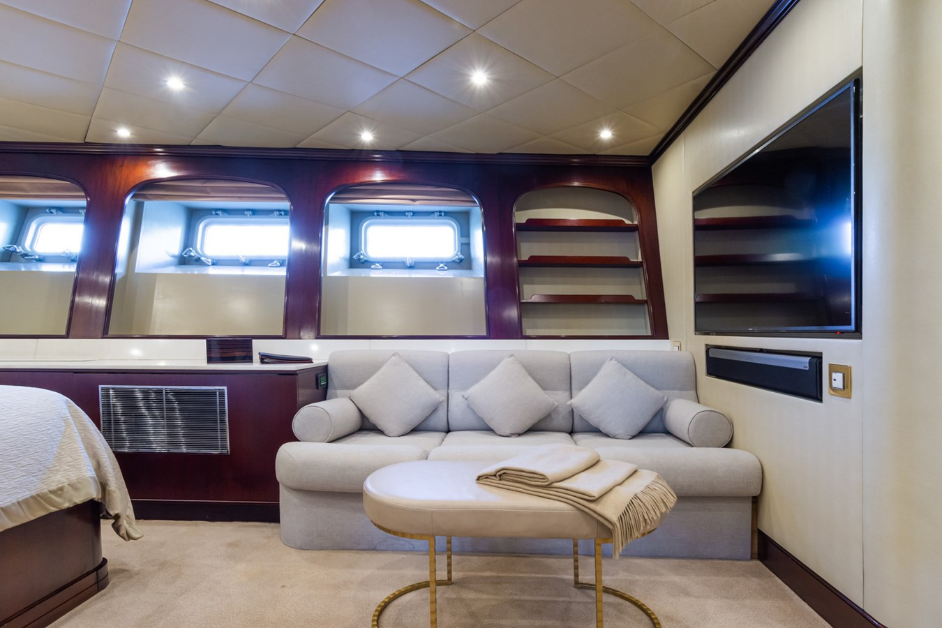 https://arconyachts.ams3.digitaloceanspaces.com/55943/conversions/large_4818699-optimize.jpg