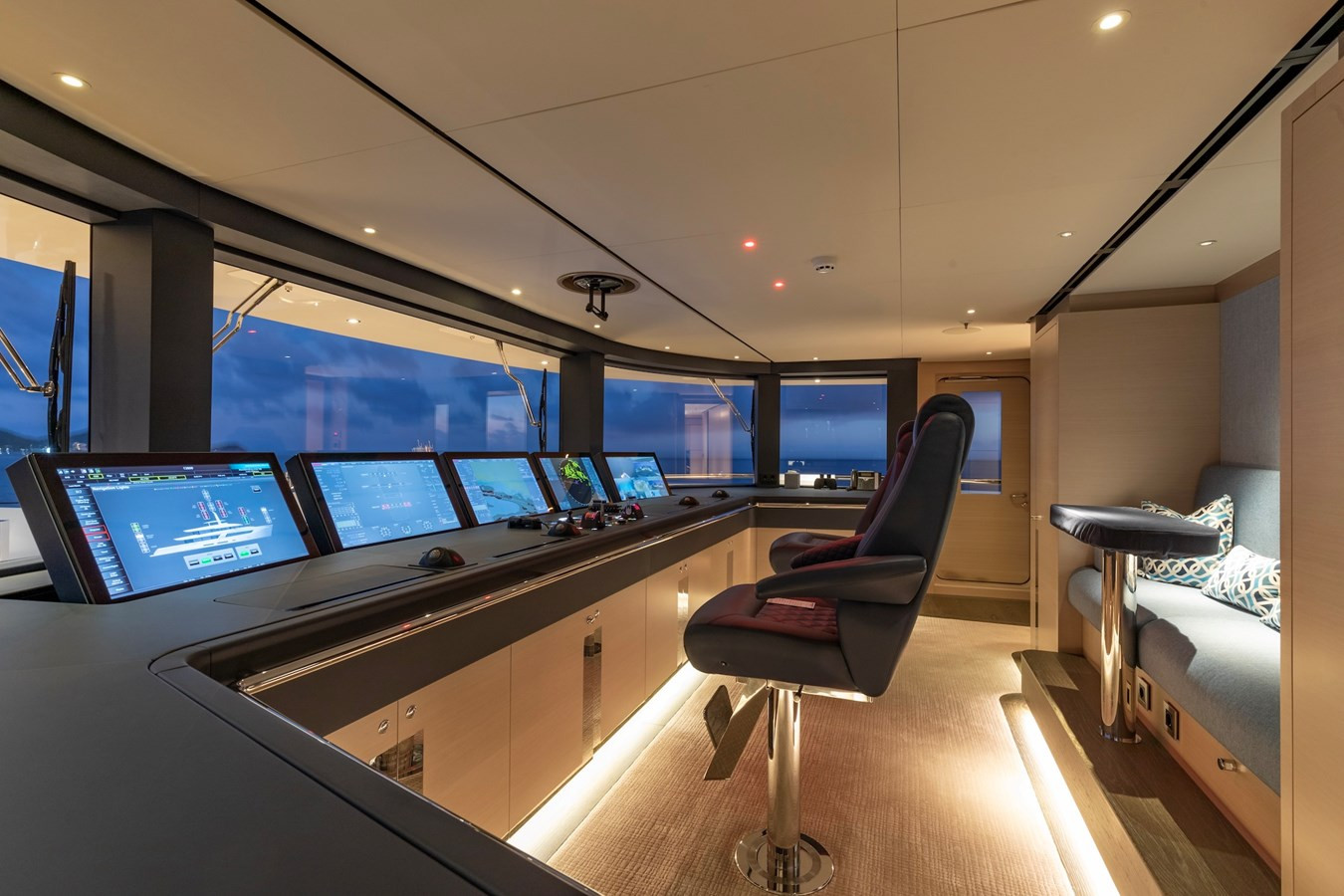 https://arconyachts.ams3.digitaloceanspaces.com/56064/conversions/large_4515705-optimize.jpg