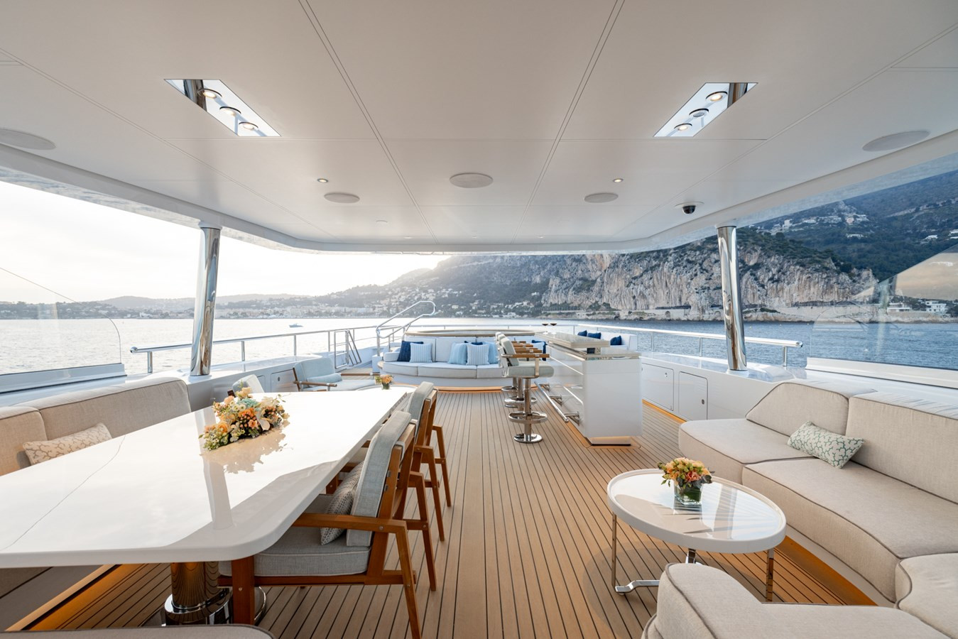 https://arconyachts.ams3.digitaloceanspaces.com/56072/conversions/large_4632717-optimize.jpg