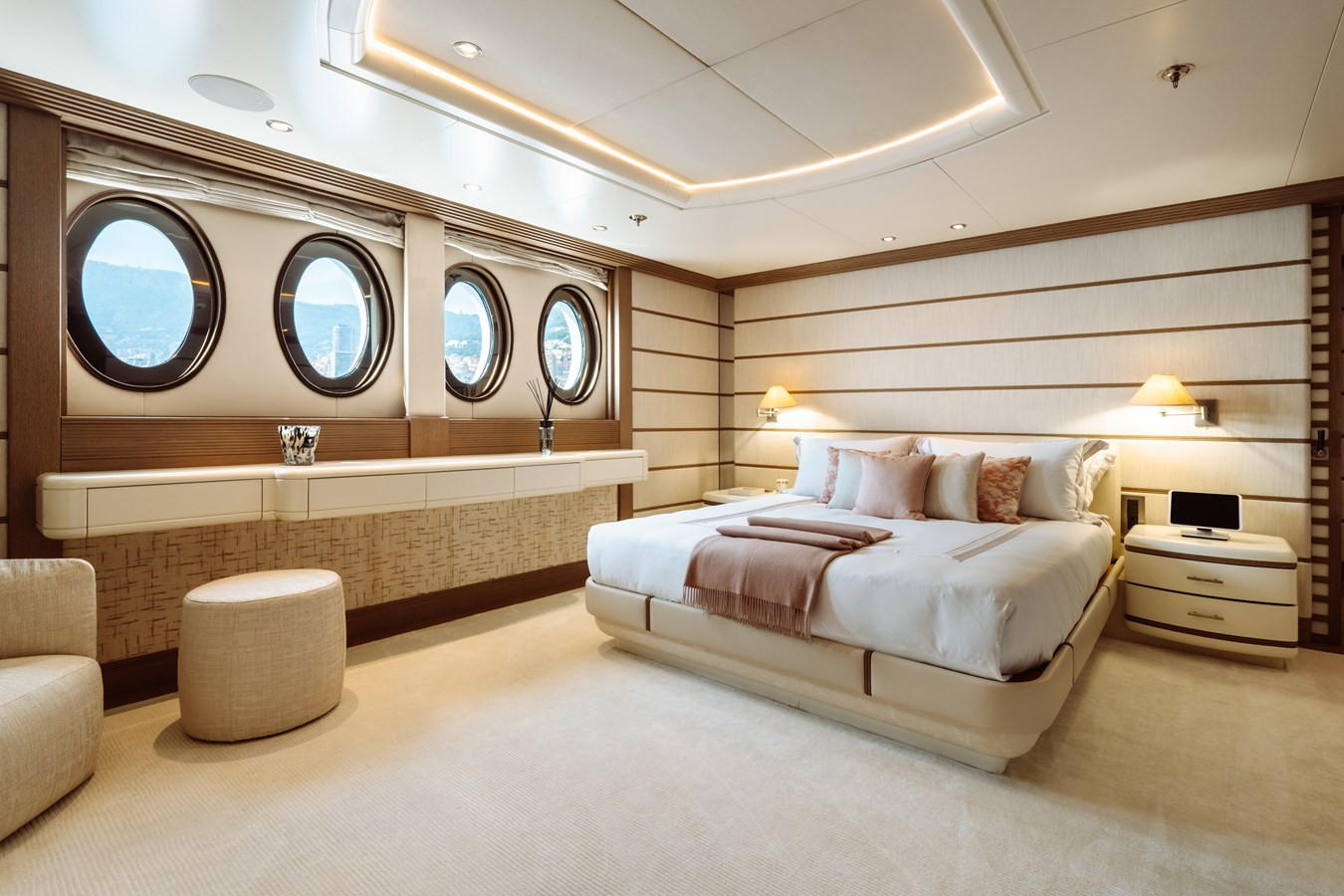 https://arconyachts.ams3.digitaloceanspaces.com/56404/conversions/large_4850275-optimize.jpg