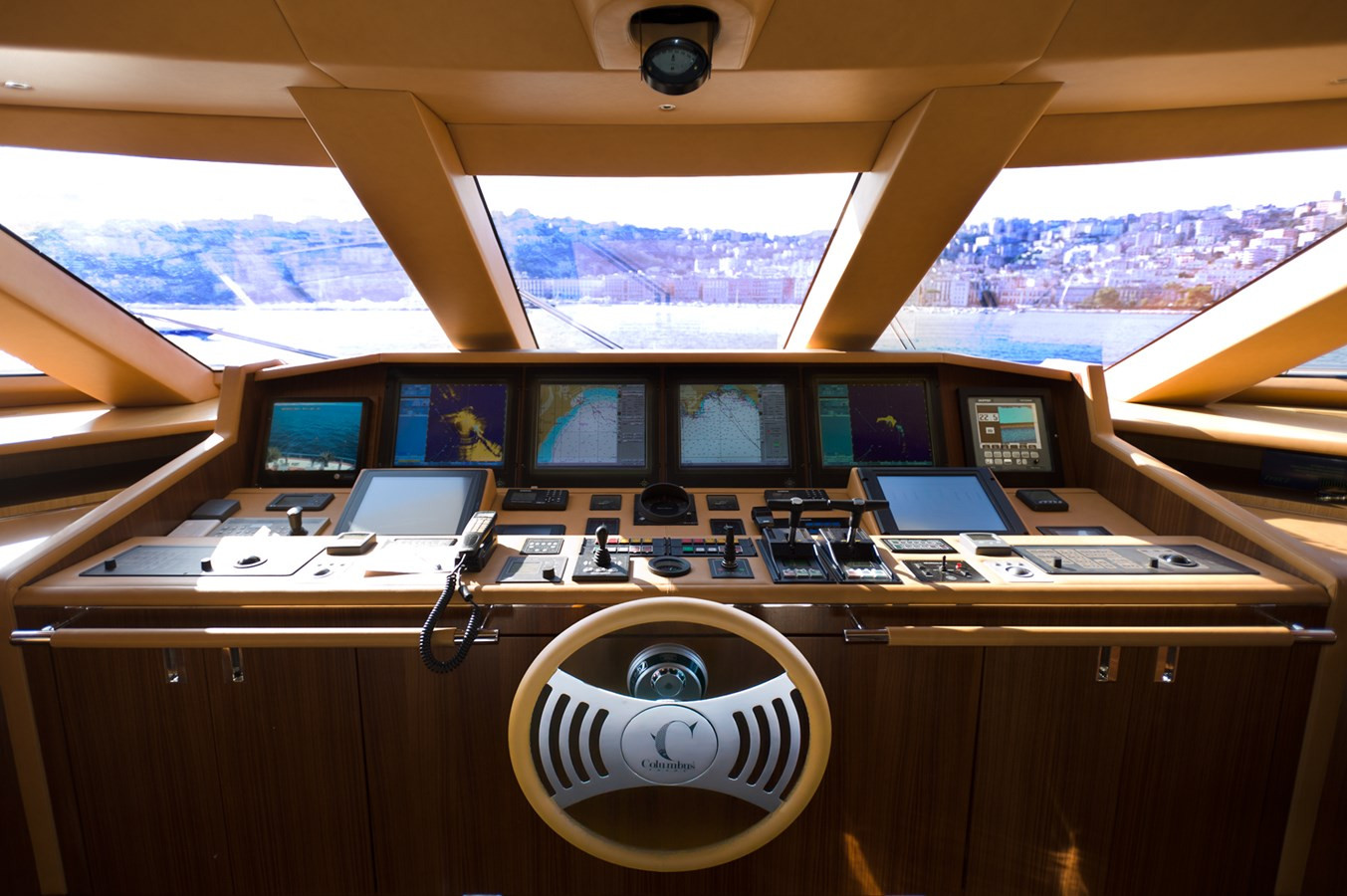 https://arconyachts.ams3.digitaloceanspaces.com/56534/conversions/large_4320081-optimize.jpg