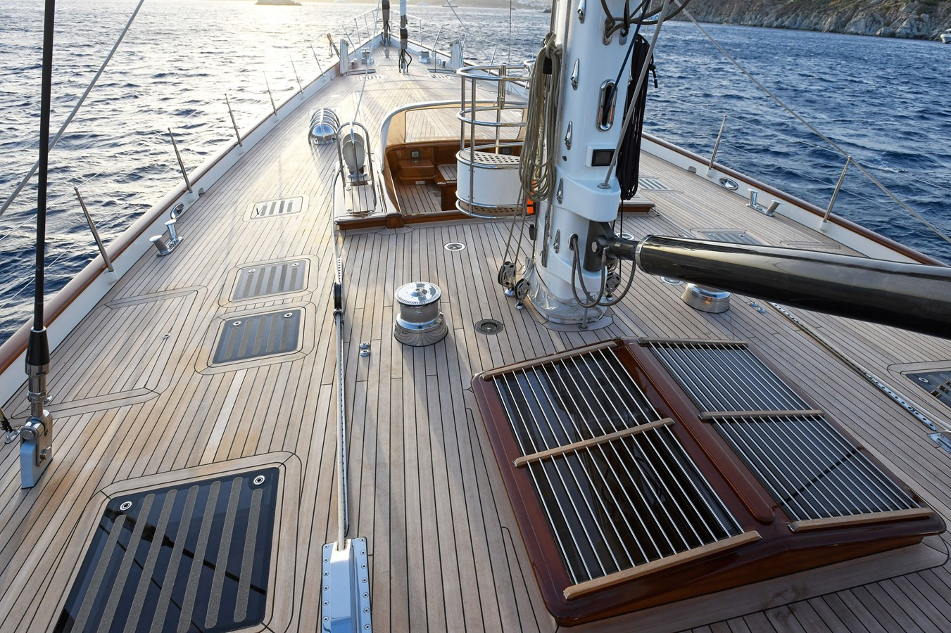 https://arconyachts.ams3.digitaloceanspaces.com/56656/conversions/large_4325316-optimize.jpg