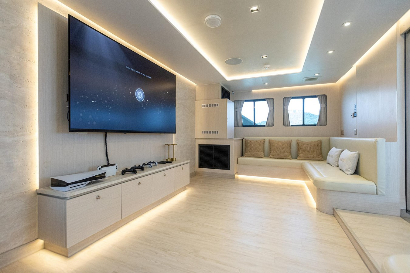 https://arconyachts.ams3.digitaloceanspaces.com/56800/conversions/large_4243645-optimize.jpg