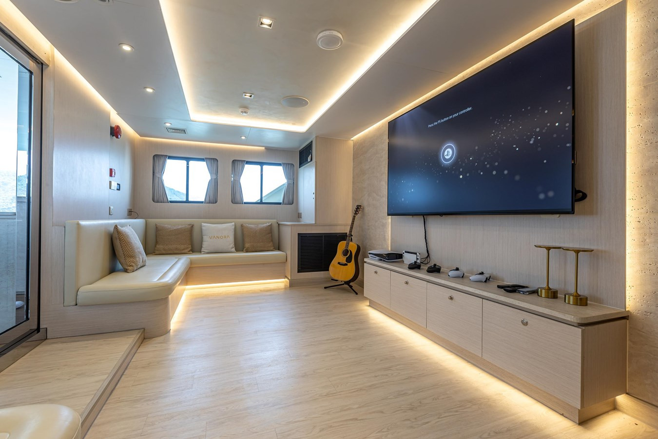 https://arconyachts.ams3.digitaloceanspaces.com/56803/conversions/large_4243646-optimize.jpg